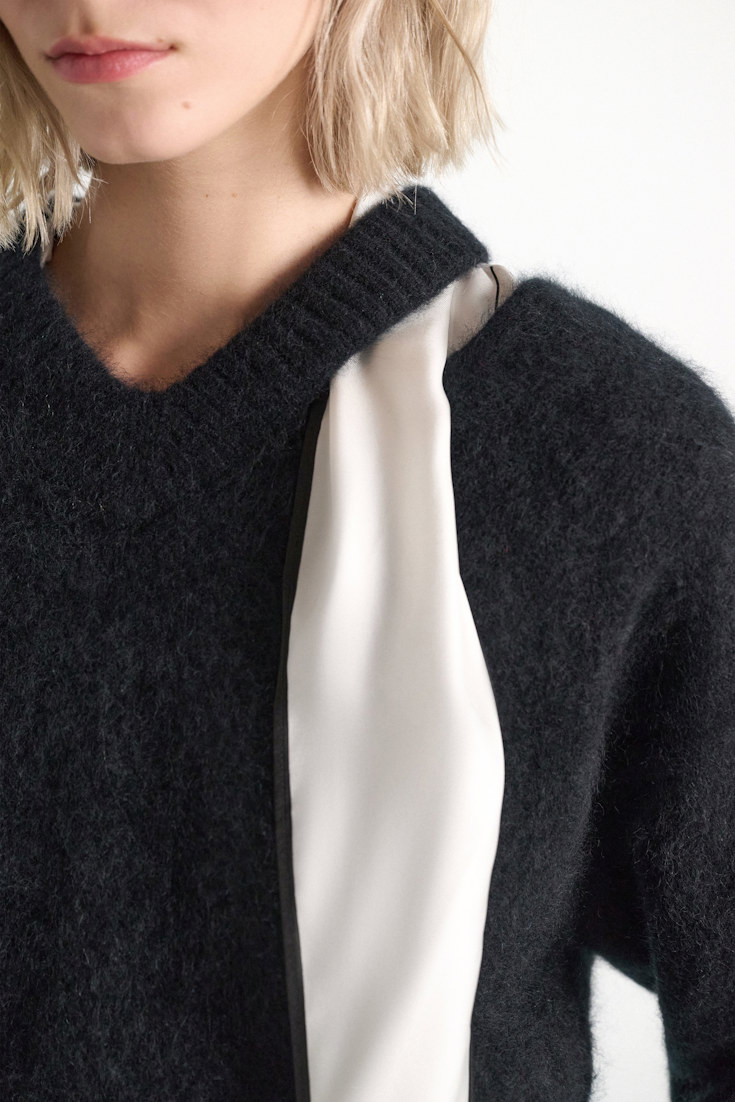 Dorothee Schumacher Fluffy Pullover mit V-Ausschnitt aus Merino und Kaschmir vinyl black Model Detail View