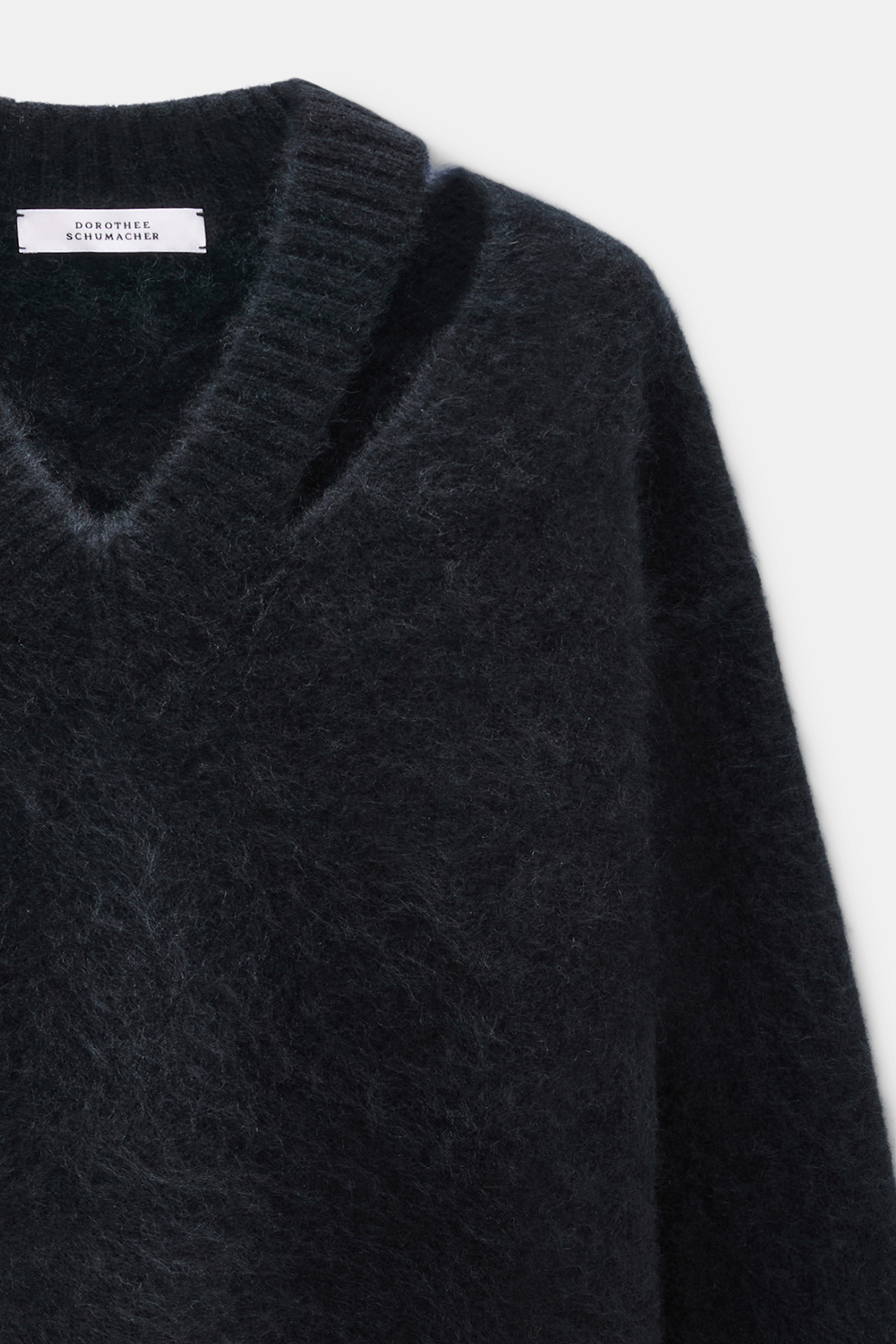 Dorothee Schumacher Fluffy Pullover mit V-Ausschnitt aus Merino und Kaschmir vinyl black Product Detail View