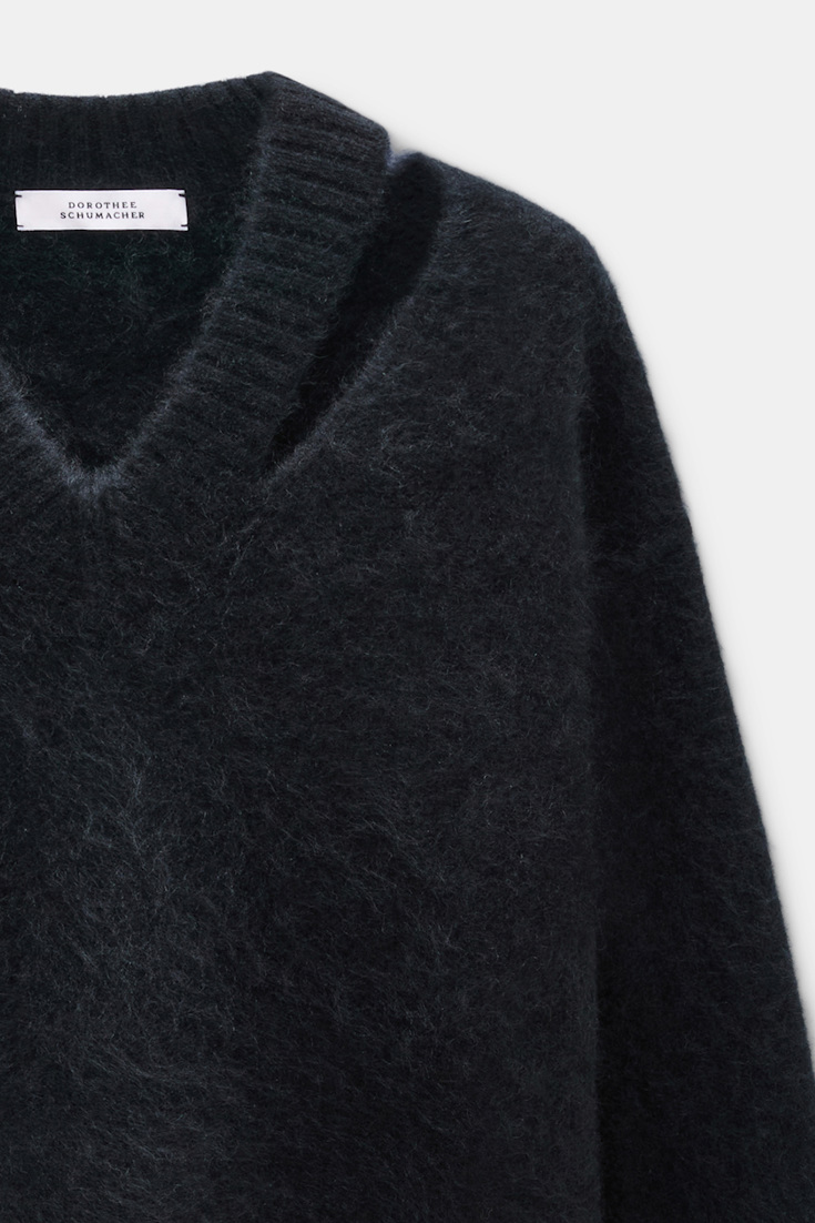 Dorothee Schumacher Fluffy Pullover mit V-Ausschnitt aus Merino und Kaschmir vinyl black Product Detail View