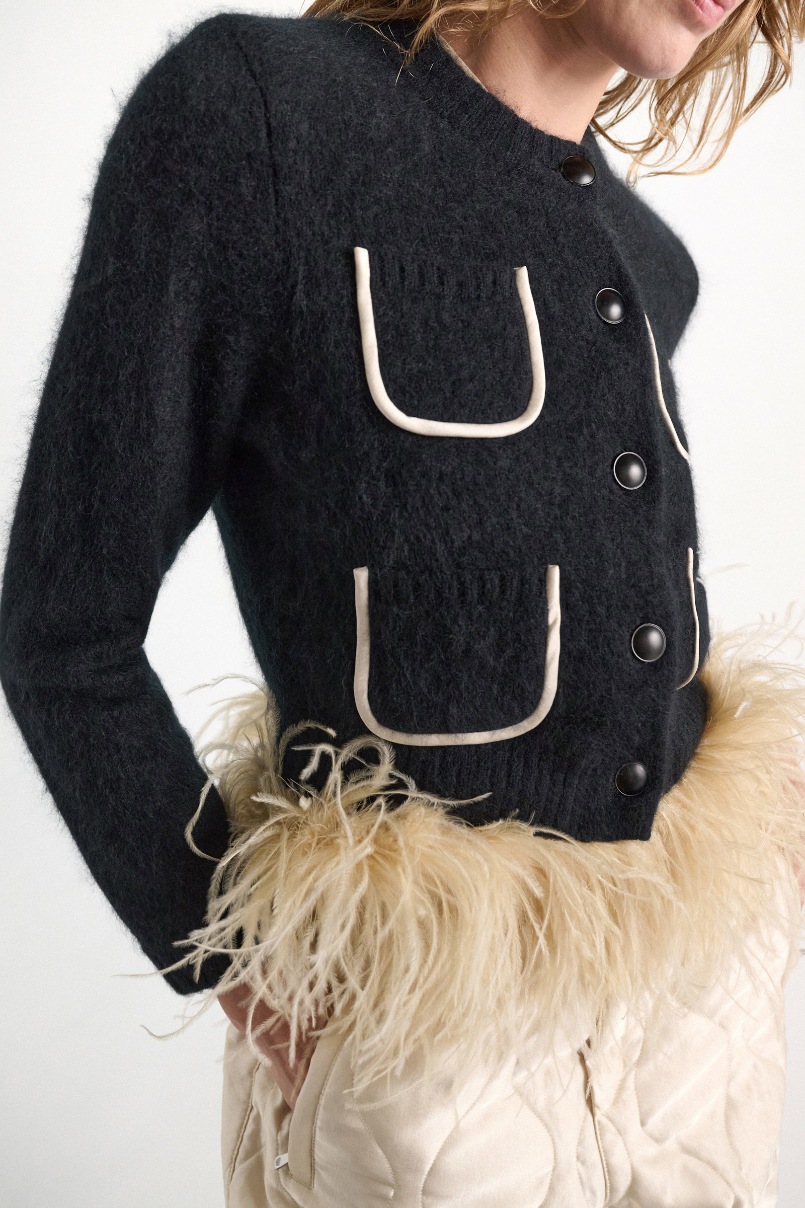 Dorothee Schumacher Fluffy Cardigan mit Taschen  aus Merino und Kaschmir vinyl black Model Detail View