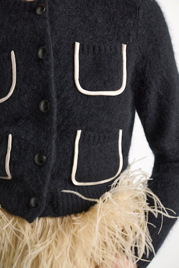 Dorothee Schumacher Fluffy Cardigan mit Taschen  aus Merino und Kaschmir vinyl black Model Detail View