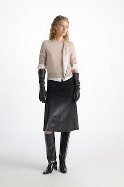 Dorothee Schumacher Fluffy Pullover mit V-Ausschnitt aus Merino und Kaschmir almond