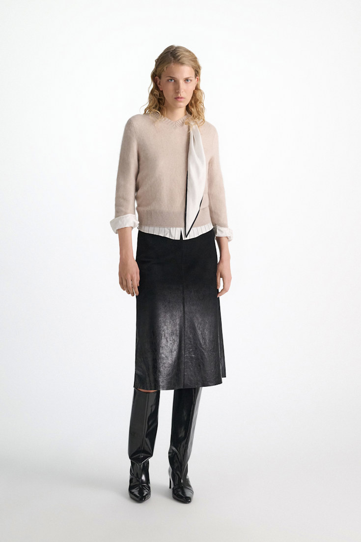 Dorothee Schumacher Fluffy knit V-neck pullover almond Model Detail View