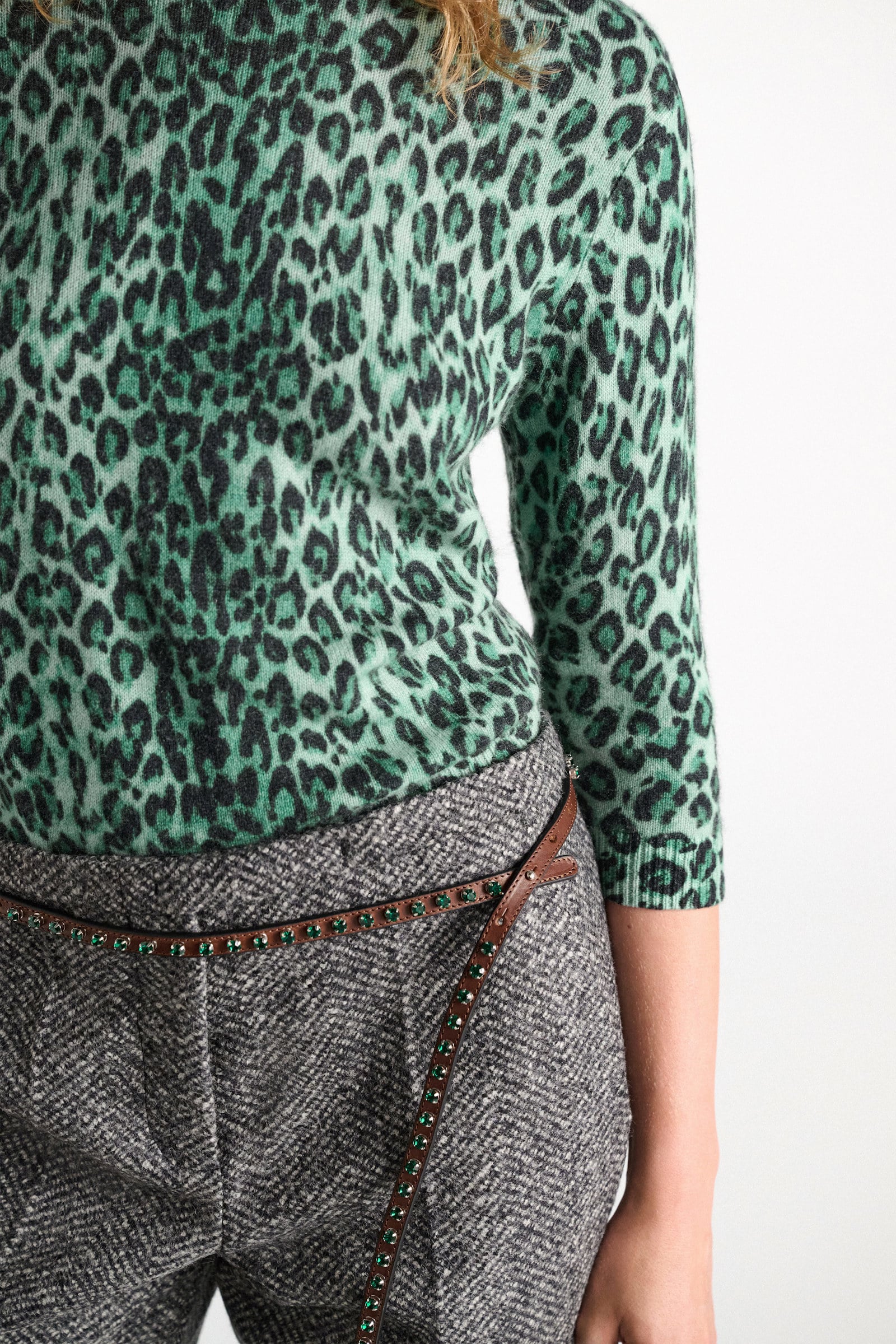 Dorothee Schumacher Merino-cashmere leopard print pullover leo allover green Model Detail View