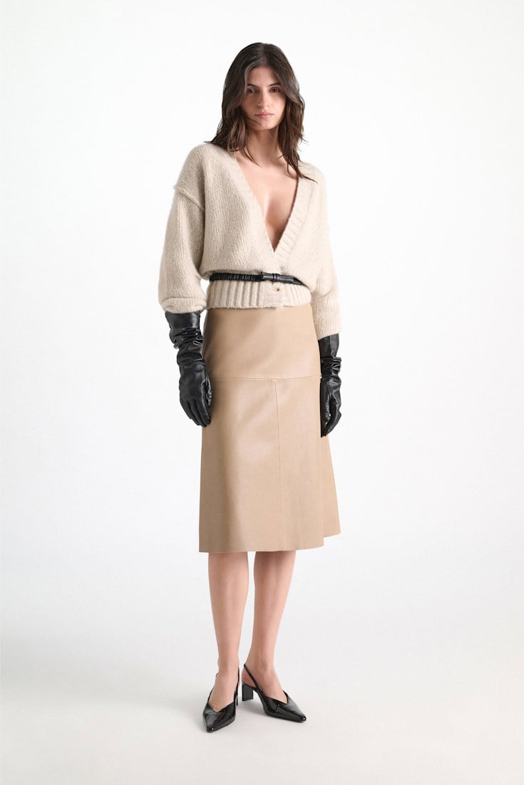 Dorothee Schumacher Deep V cashmere cardigan pearl mouliné Model Front View