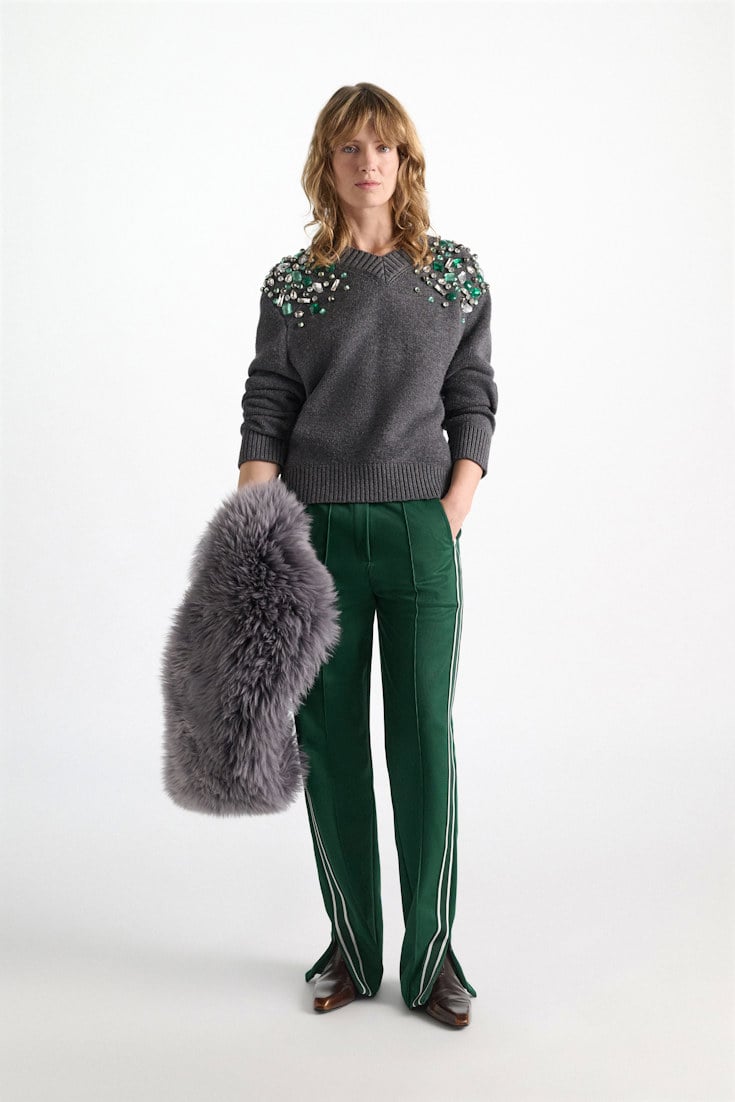 Dorothee Schumacher Verzierter V-Ausschnitt-Pullover aus Merino stereo grey Model Front View