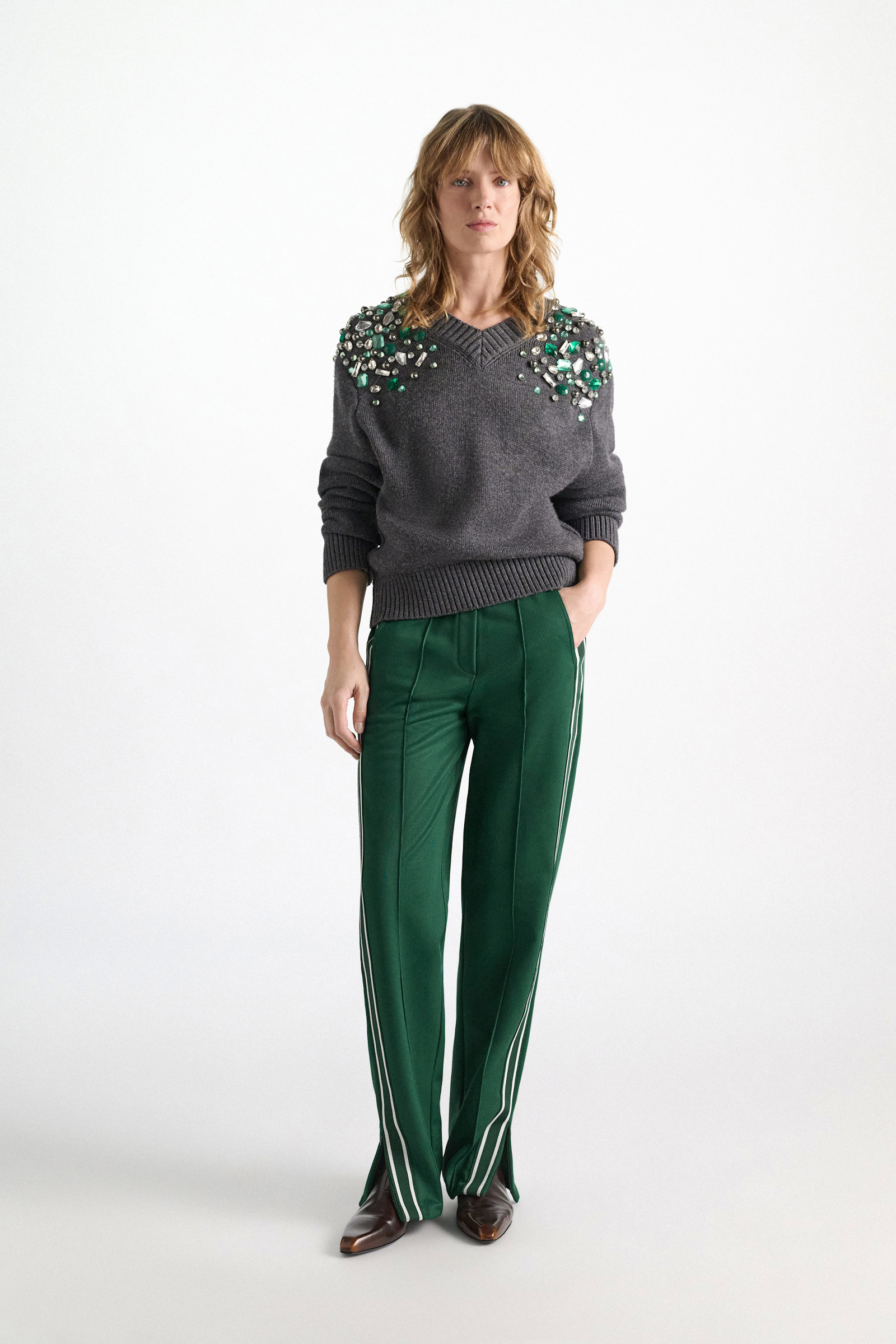 Dorothee Schumacher Verzierter V-Ausschnitt-Pullover aus Merino stereo grey Model Detail View