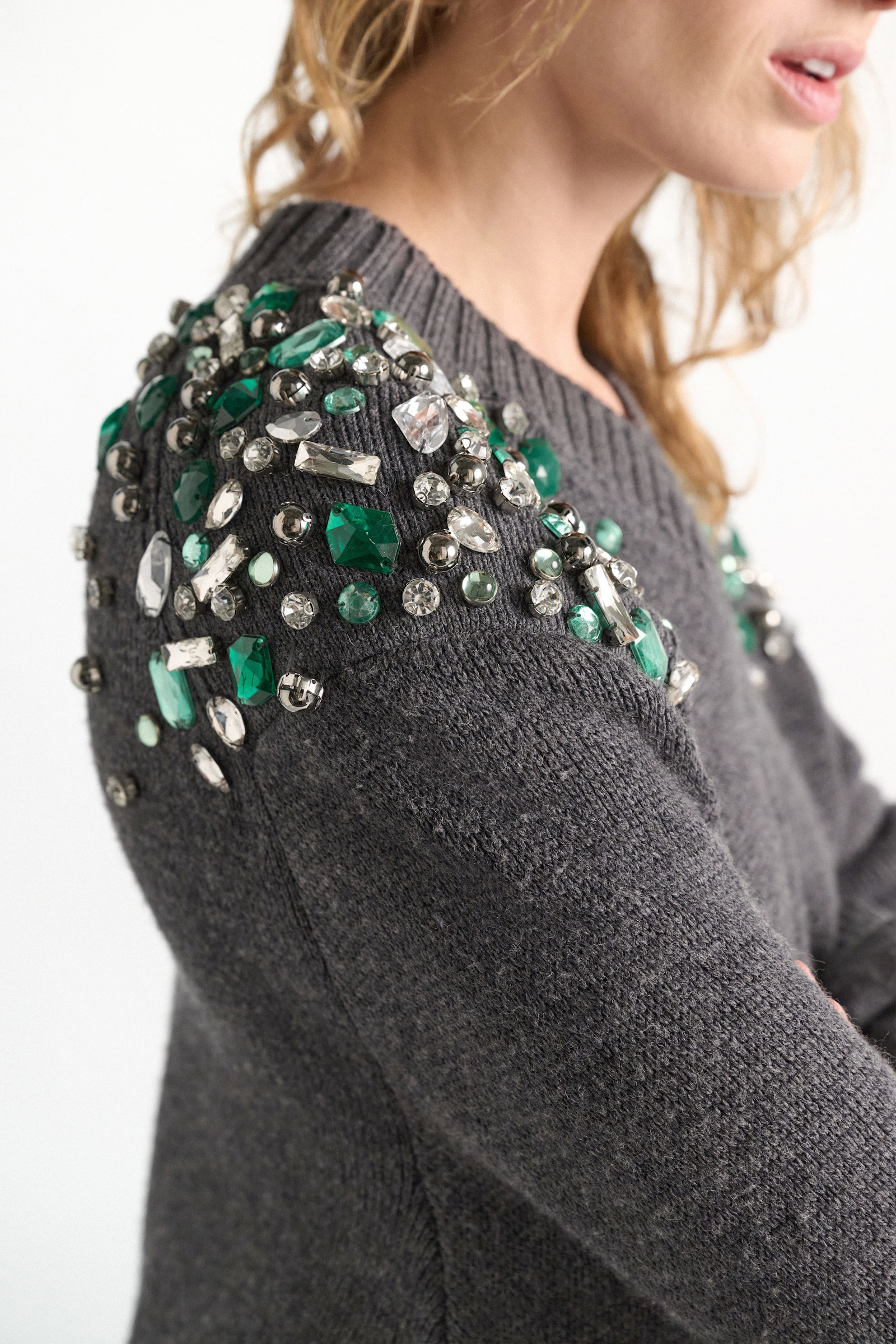 Dorothee Schumacher Verzierter V-Ausschnitt-Pullover aus Merino stereo grey Model Detail View