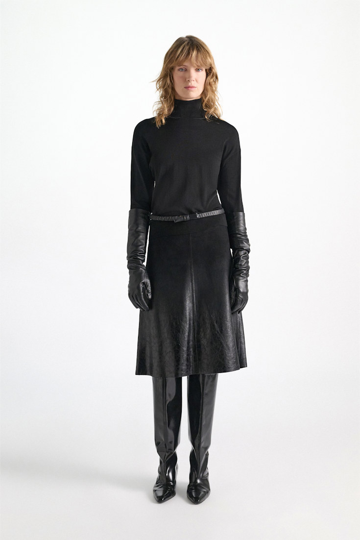Dorothee Schumacher Glänzender Rollkragenpullover vinyl black Model Detail View