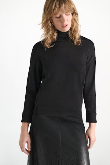 Dorothee Schumacher Lustrous turtleneck pullover vinyl black Model Detail View
