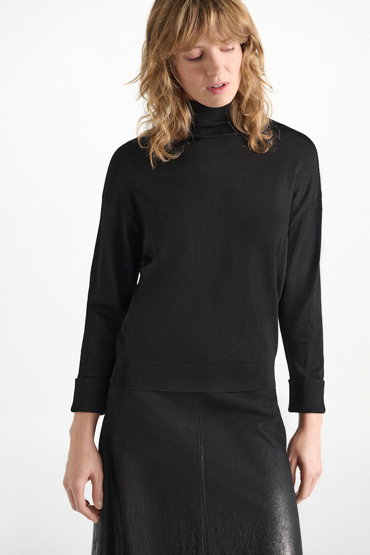 Dorothee Schumacher Glänzender Rollkragenpullover vinyl black Model Detail View