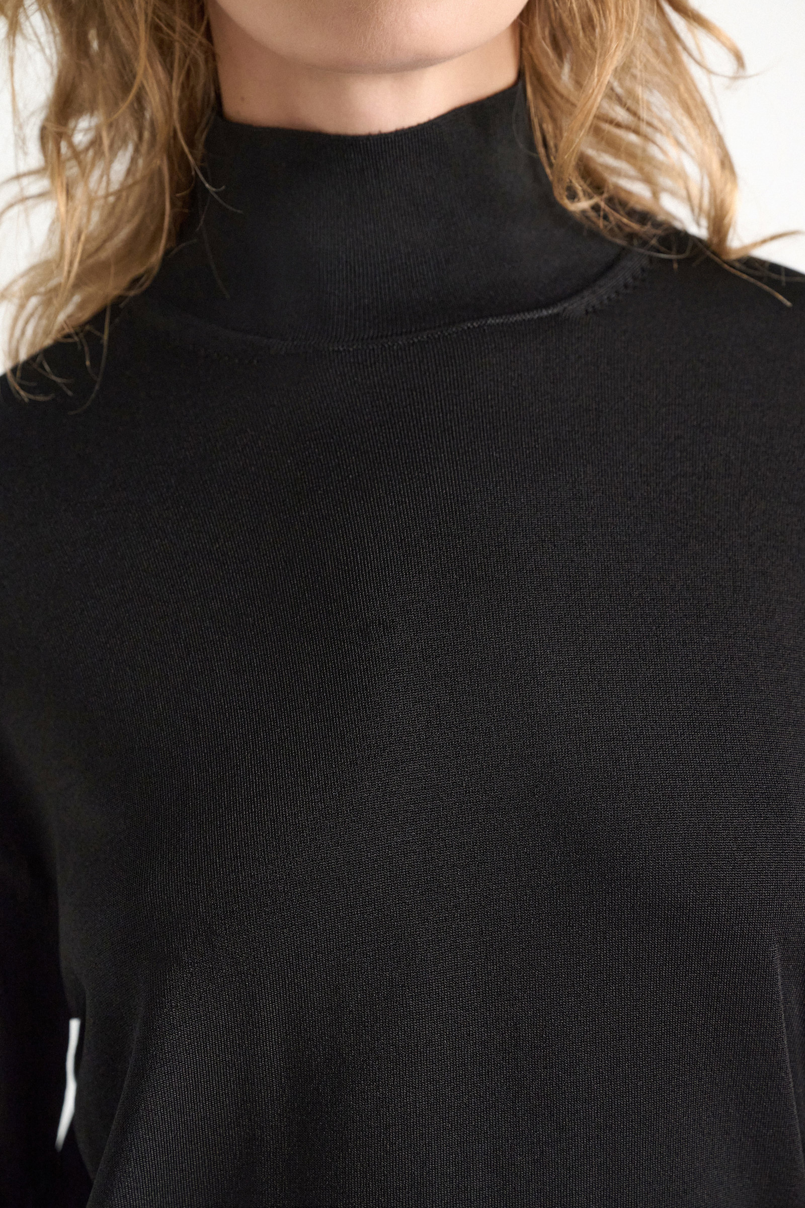 Dorothee Schumacher Glänzender Rollkragenpullover vinyl black Model Detail View