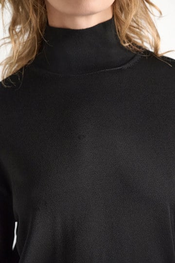 Dorothee Schumacher Lustrous turtleneck pullover vinyl black Model Detail View