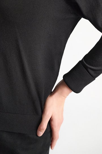 Dorothee Schumacher Lustrous turtleneck pullover vinyl black Model Detail View
