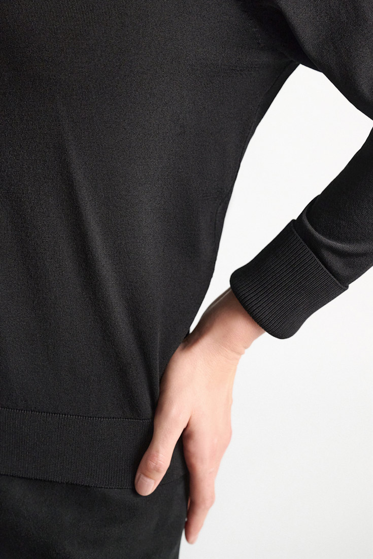 Dorothee Schumacher Glänzender Rollkragenpullover vinyl black Model Detail View