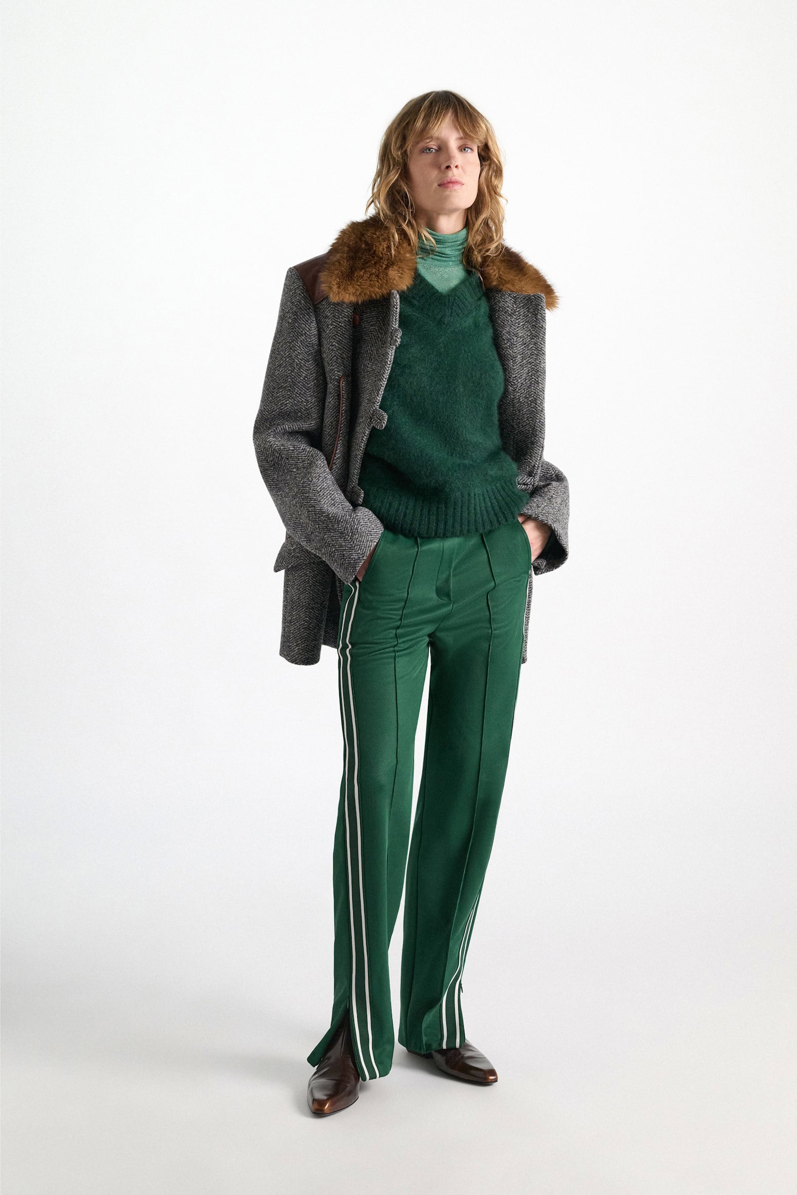 Dorothee Schumacher Trackpants mit gestricktem Seitenstreifen emerald Model Front View