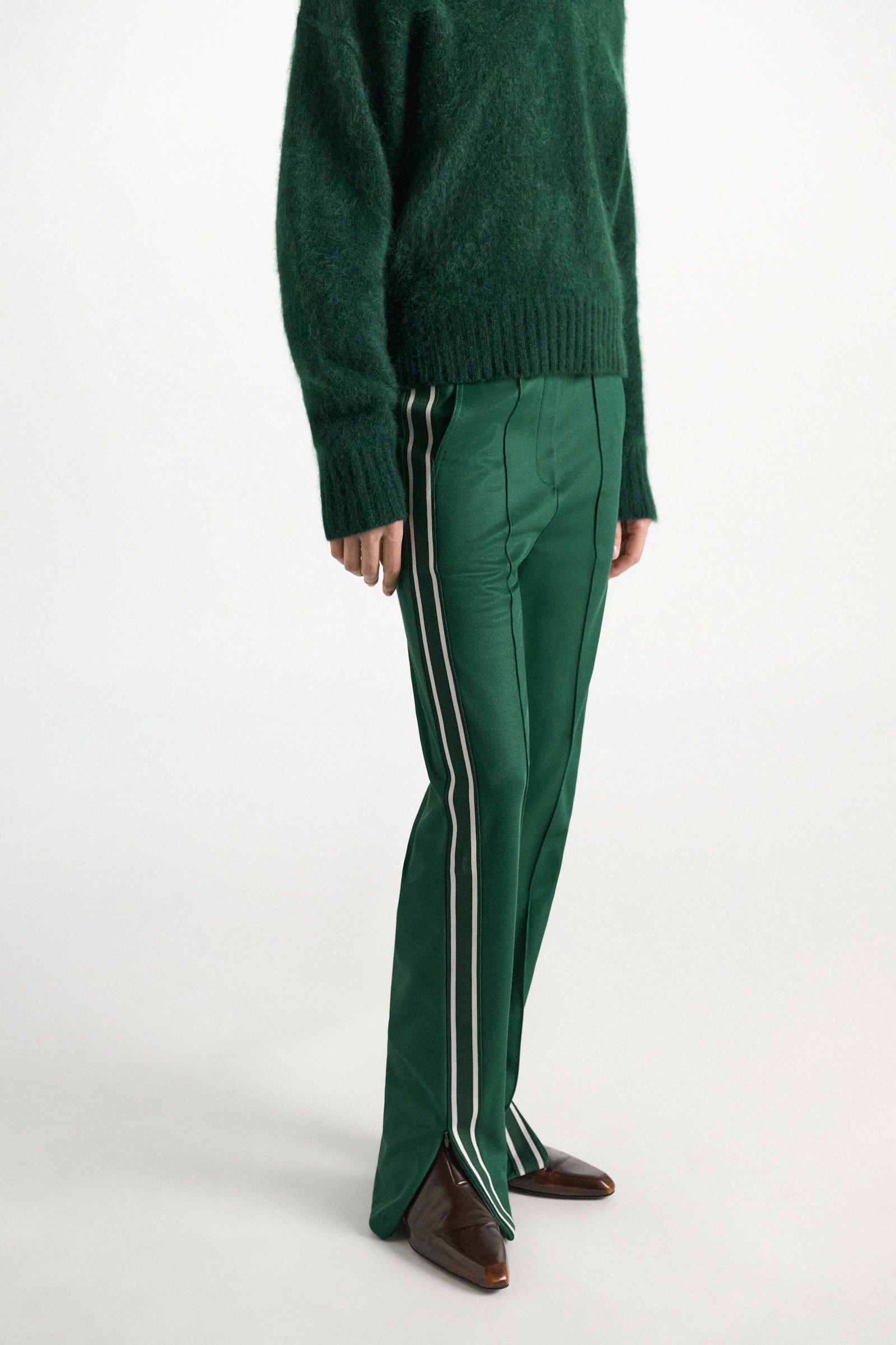 Dorothee Schumacher Trackpants mit gestricktem Seitenstreifen emerald Model Detail View