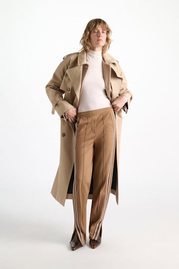 Dorothee Schumacher Track pants with knit side stripes almond Model Detail View