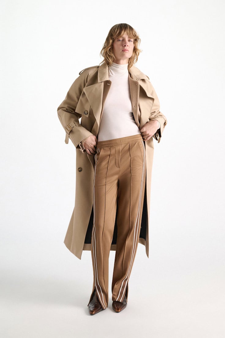 Dorothee Schumacher Trackpants mit gestricktem Seitenstreifen almond Model Detail View