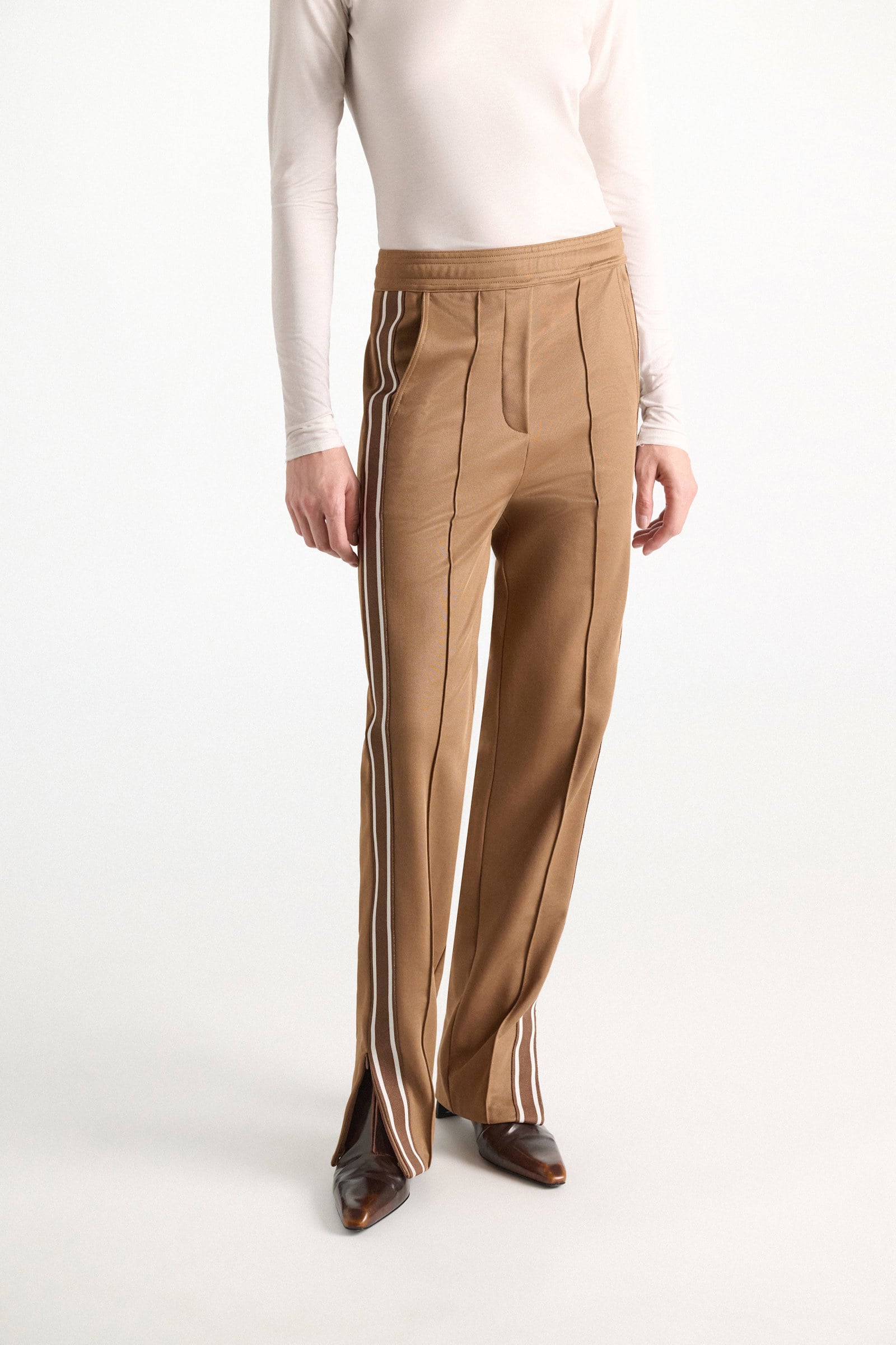Dorothee Schumacher Trackpants mit gestricktem Seitenstreifen almond Model Detail View