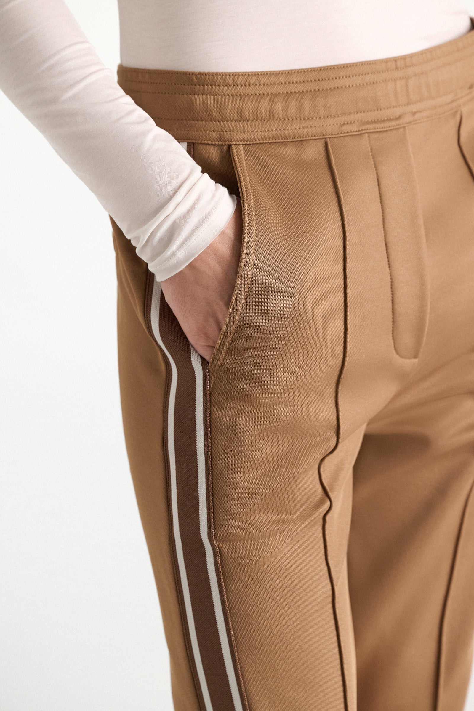 Dorothee Schumacher Trackpants mit gestricktem Seitenstreifen almond Model Detail View