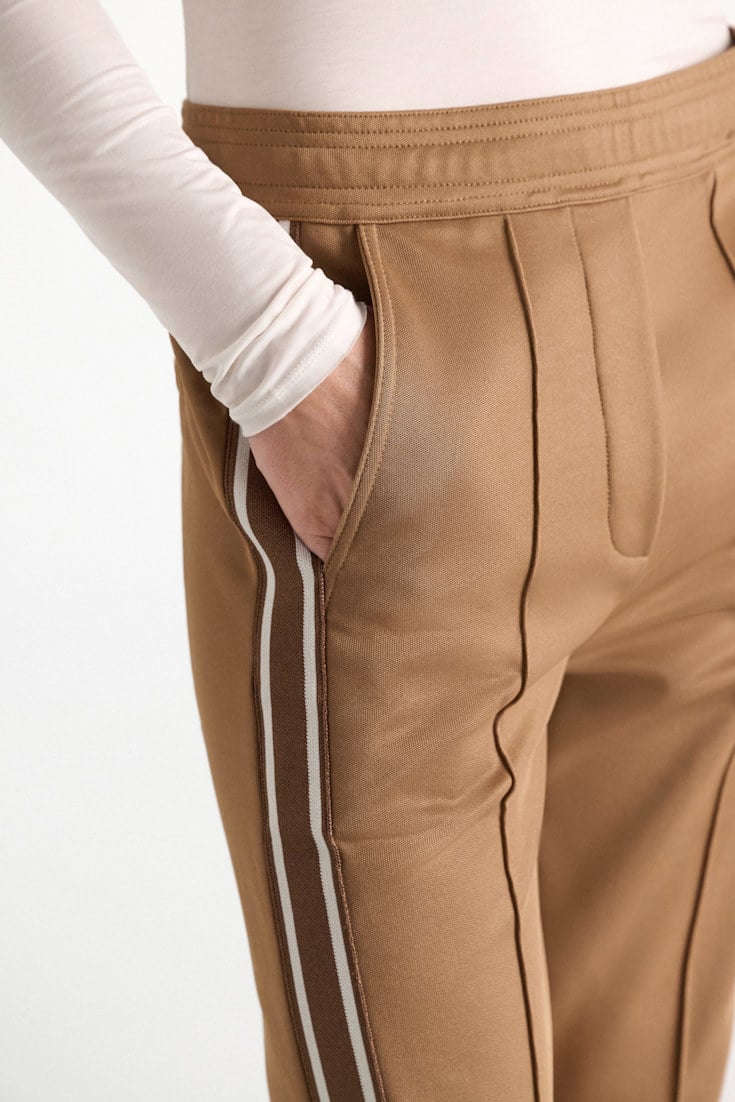 Dorothee Schumacher Trackpants mit gestricktem Seitenstreifen almond Model Detail View