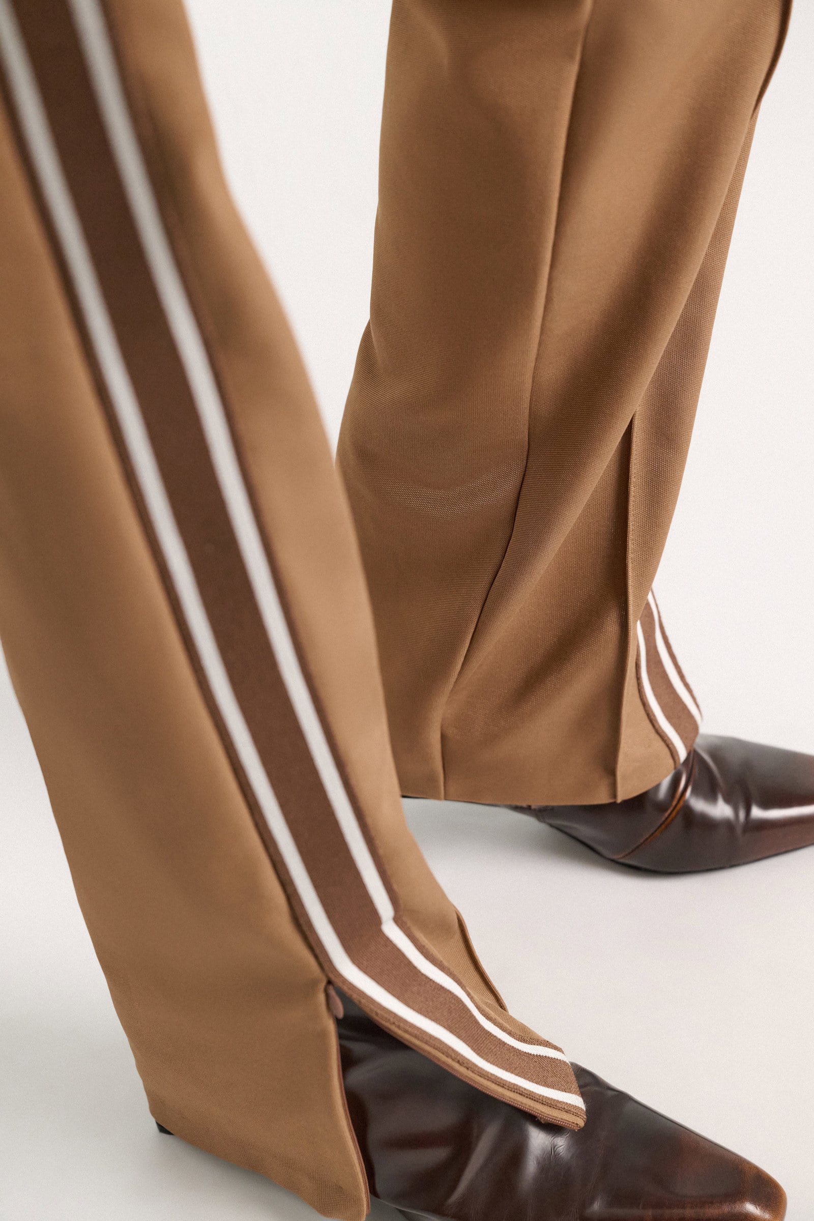 Dorothee Schumacher Trackpants mit gestricktem Seitenstreifen almond Model Detail View
