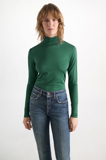 Dorothee Schumacher Glänzender Rollkragen mit langem Arm emerald Model Detail View