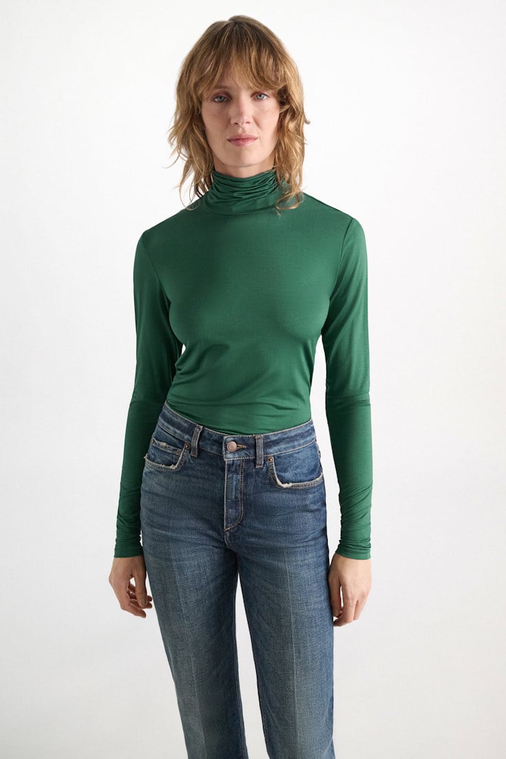Dorothee Schumacher Glänzender Rollkragen mit langem Arm emerald Model Detail View