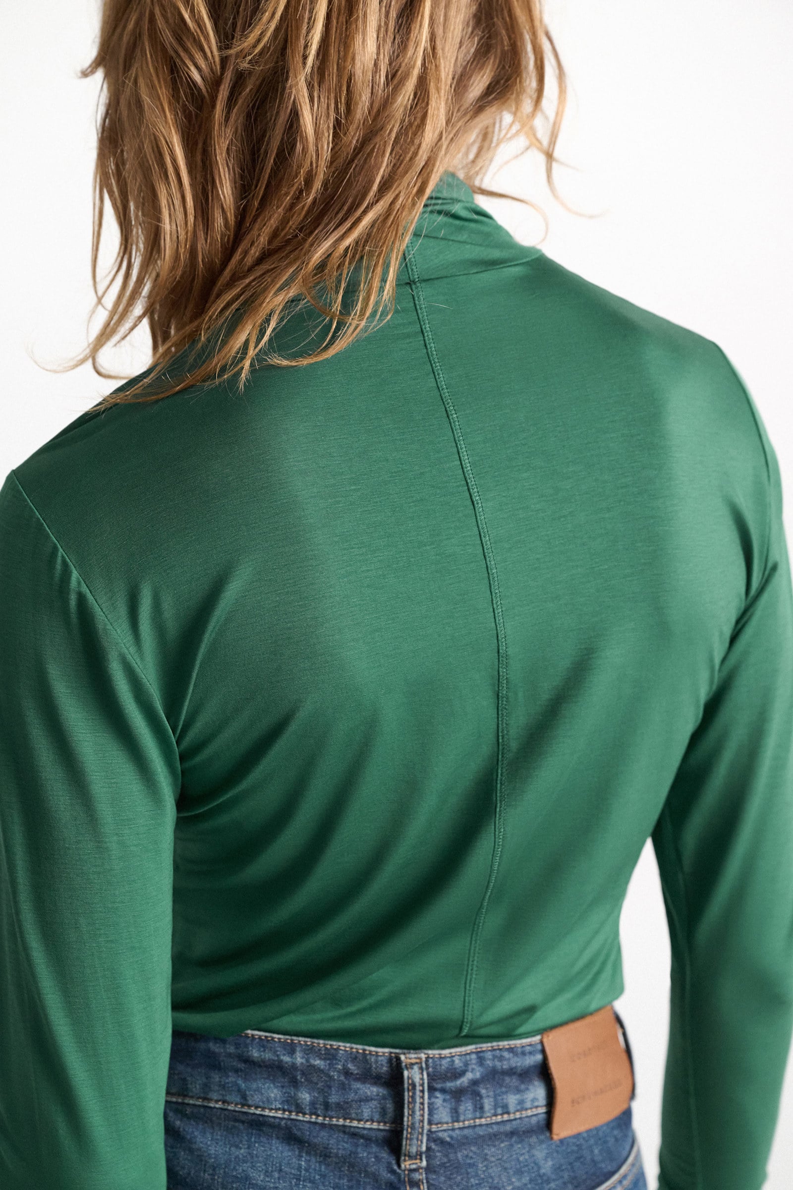 Dorothee Schumacher Glänzender Rollkragen mit langem Arm emerald Model Detail View