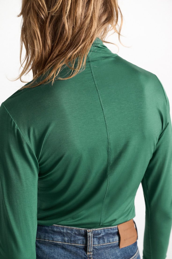 Dorothee Schumacher Glänzender Rollkragen mit langem Arm emerald Model Detail View