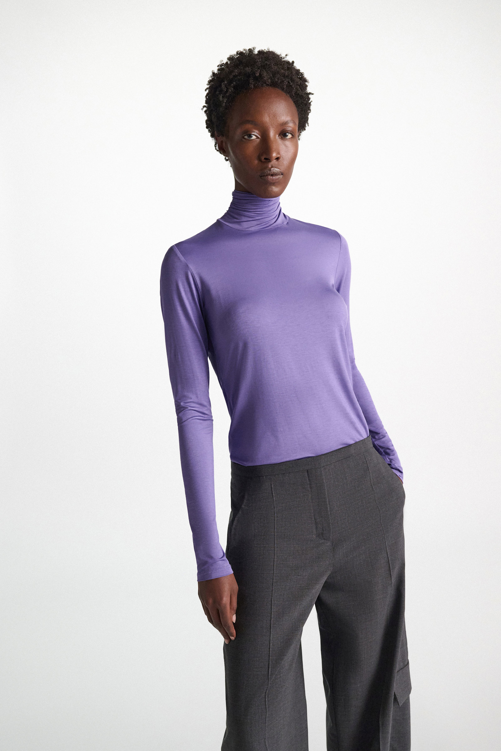 Dorothee Schumacher Glänzender Rollkragen mit langem Arm violet Model Detail View