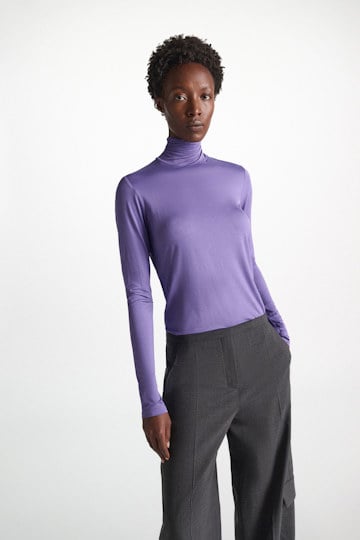 Dorothee Schumacher Glänzender Rollkragen mit langem Arm violet Model Detail View