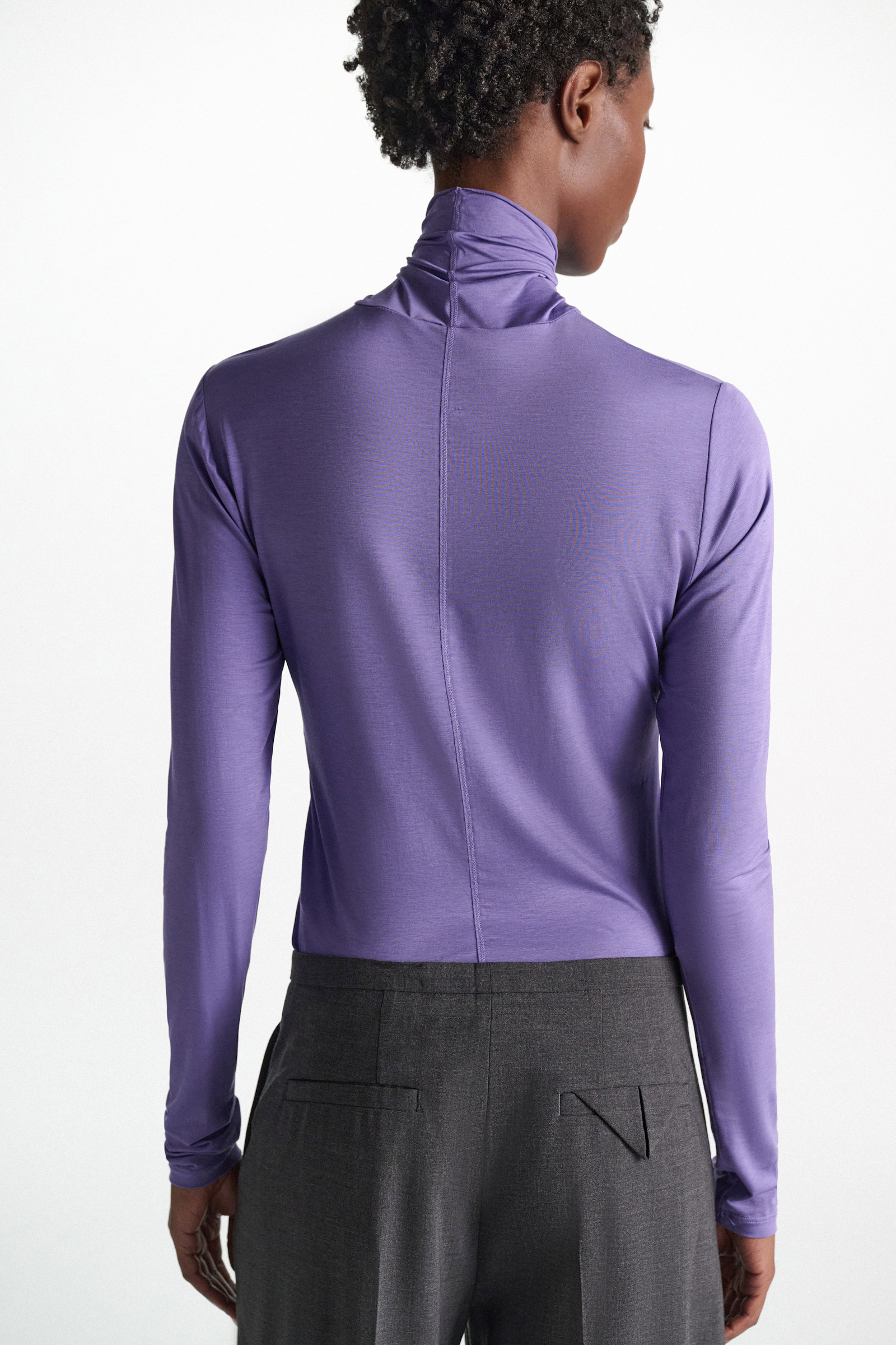 Dorothee Schumacher Glänzender Rollkragen mit langem Arm violet Model Detail View