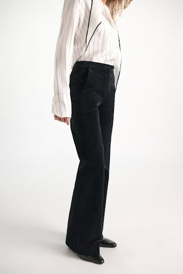 Dorothee Schumacher Corduroy pants vinyl black Model Detail View