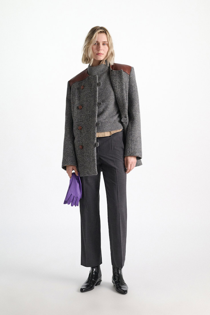 Dorothee Schumacher Lightweight wool belted cigarette pants vinyl black Model Front View
