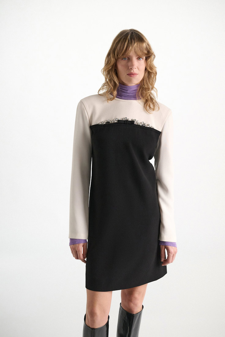 Dorothee Schumacher Mini-Shiftkleid aus japanischem Crêpe cream black patch Model Detail View