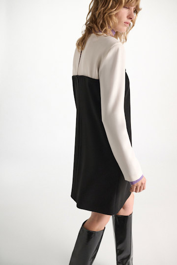 Dorothee Schumacher Mini-Shiftkleid aus japanischem Crêpe cream black patch Model Detail View