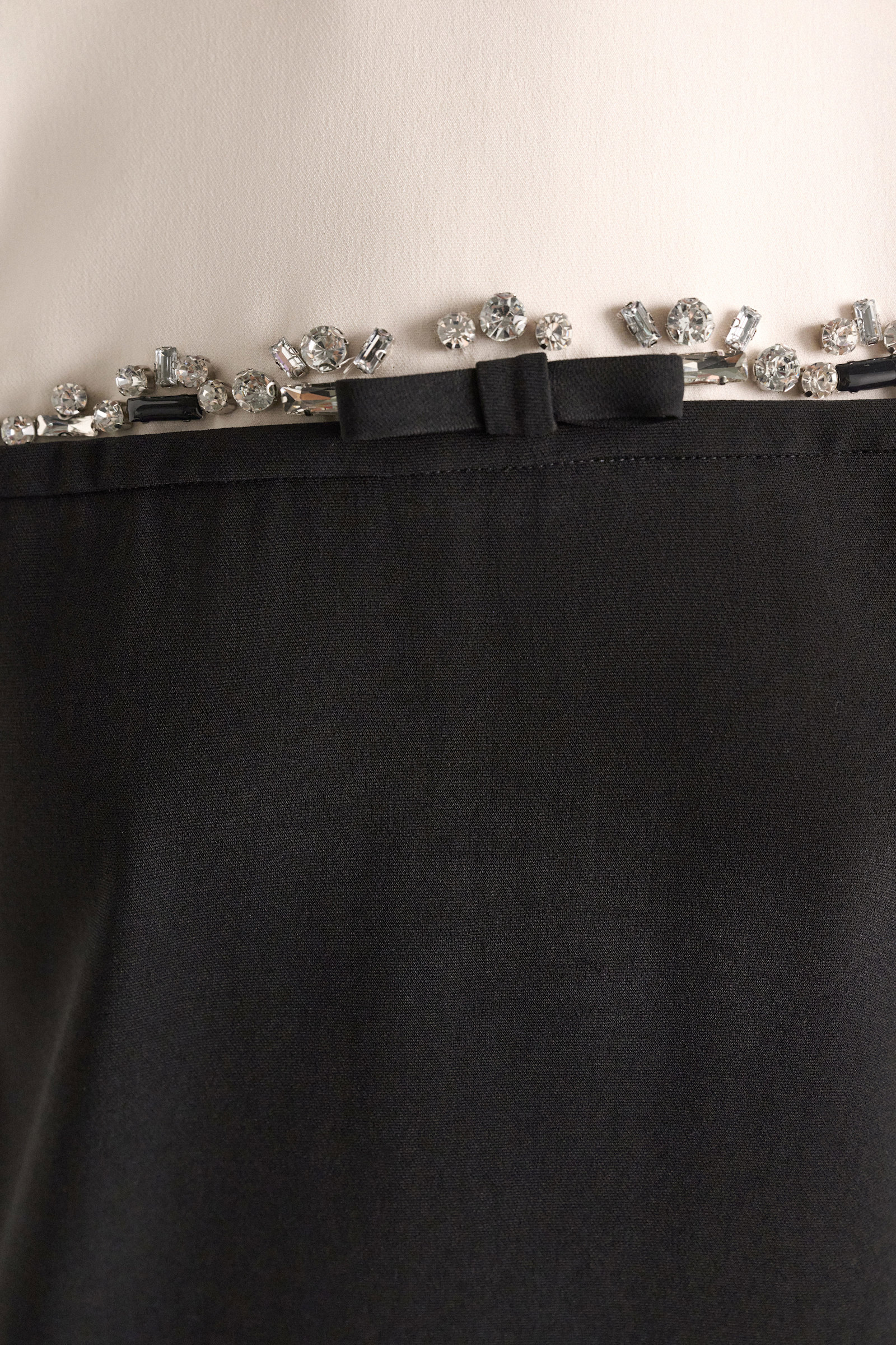 Dorothee Schumacher Mini-Shiftkleid aus japanischem Crêpe cream black patch Model Detail View