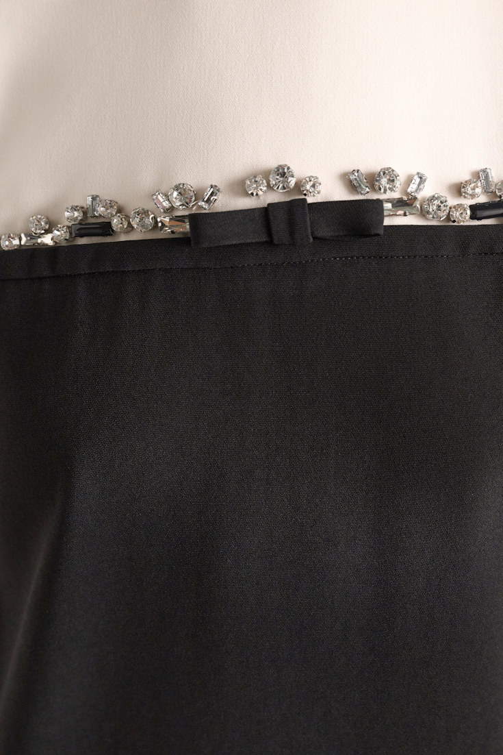 Dorothee Schumacher Mini-Shiftkleid aus japanischem Crêpe cream black patch Model Detail View