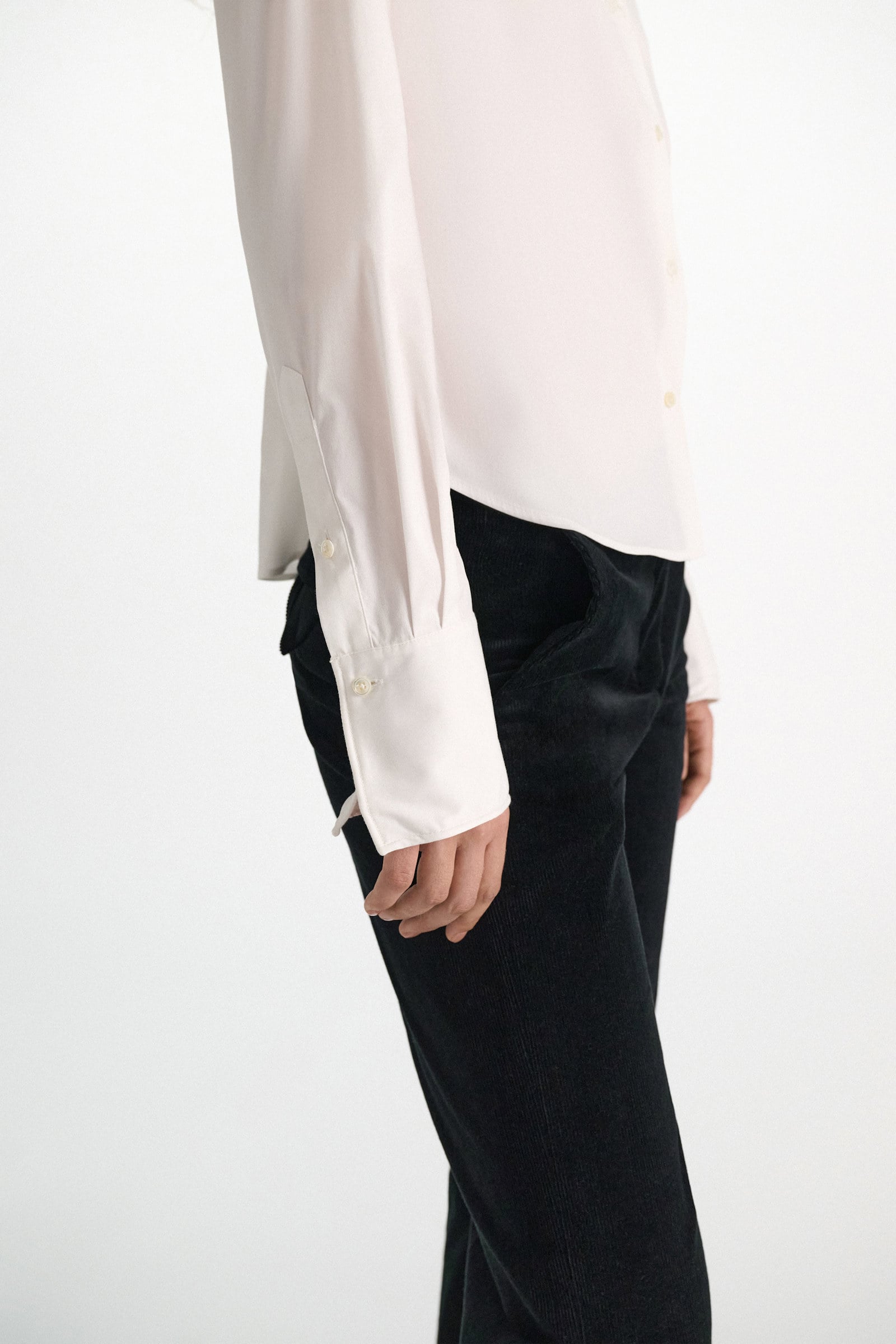 Dorothee Schumacher Cropped Bluse aus Stretch-Popeline pure white Model Detail View