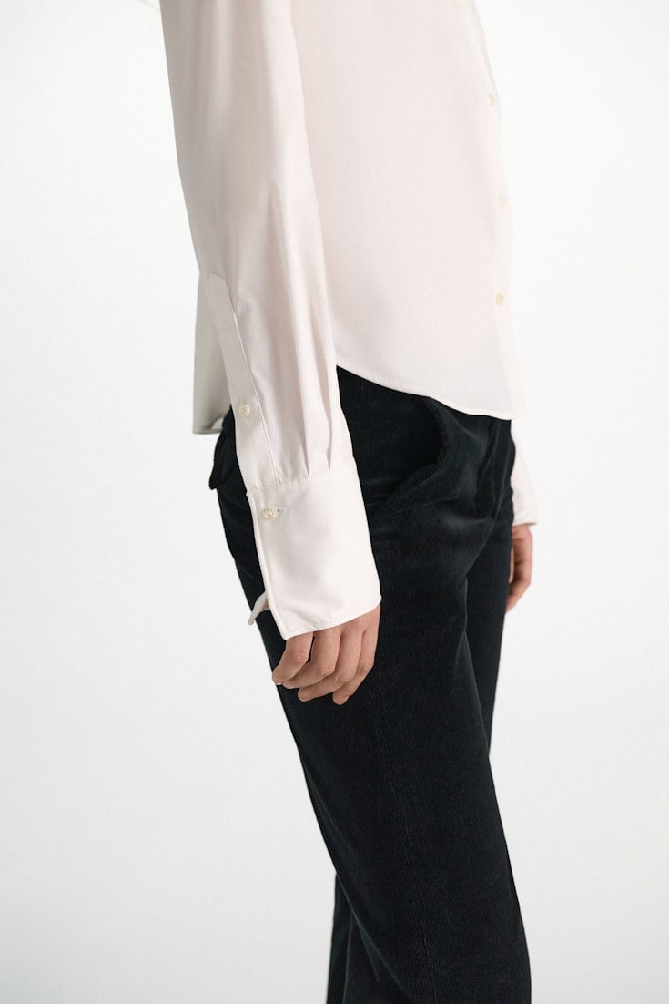 Dorothee Schumacher Cropped Bluse aus Stretch-Popeline pure white Model Detail View