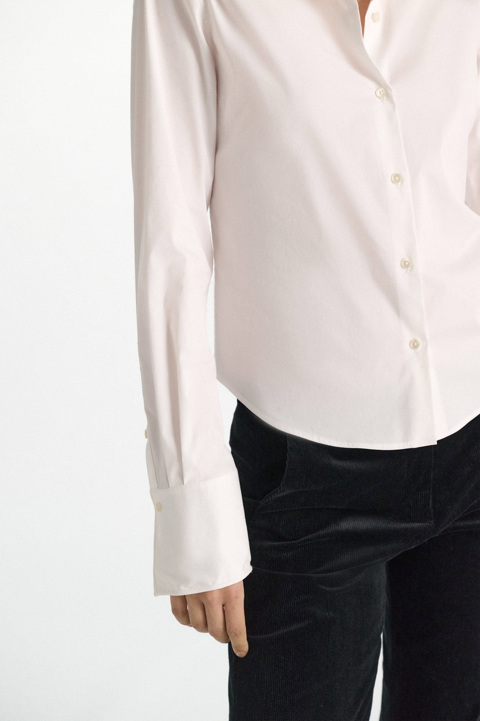 Dorothee Schumacher Cropped Bluse aus Stretch-Popeline pure white Model Detail View