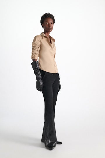 Dorothee Schumacher Cropped Bluse aus Stretch-Popeline almond Model Front View