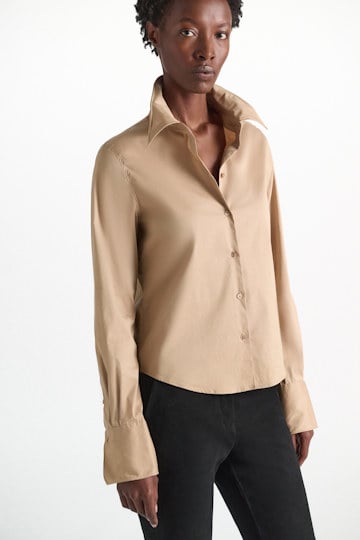 Dorothee Schumacher Cropped poplin blouse almond Model Detail View