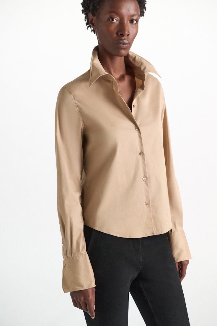 Dorothee Schumacher Cropped Bluse aus Stretch-Popeline almond Model Detail View