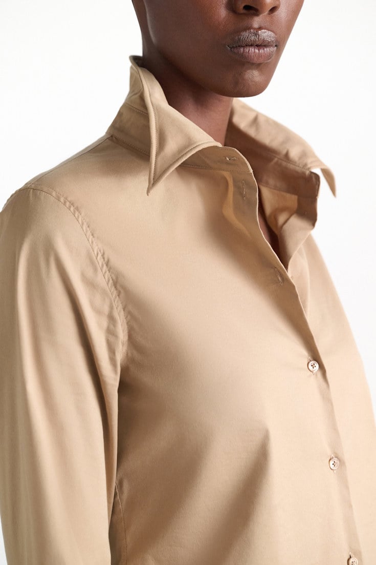 Dorothee Schumacher Cropped Bluse aus Stretch-Popeline almond Model Detail View