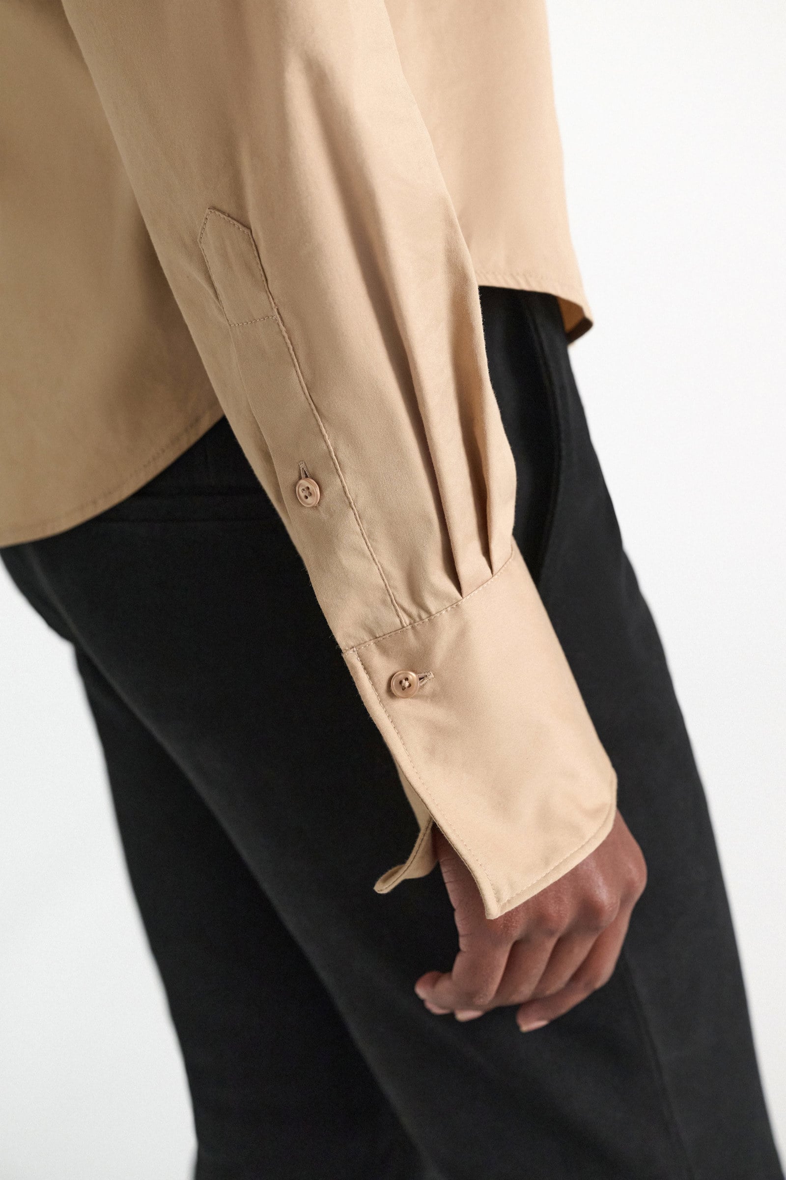 Dorothee Schumacher Cropped Bluse aus Stretch-Popeline almond Model Detail View