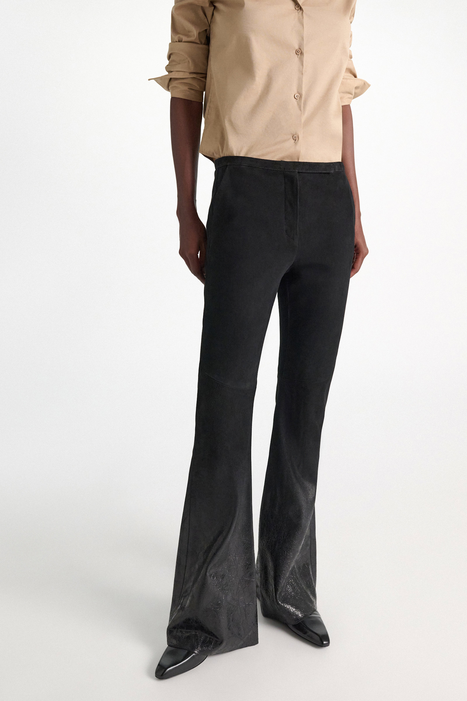 Dorothee Schumacher Wildleder-Flared-Hose mit glänzendem Degradé-Verlauf vinyl black Model Detail View