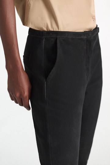 Dorothee Schumacher Suede dégradé pants vinyl black Model Detail View